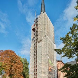 Einrüstung des Kirchturms Mauritiusstraße 10 in Frankfurt-Schwanheim